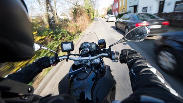 Der Motorradfahrer sagte vor Gericht aus, dass er mit den Videos seiner Fahrten online Geld verdienen wollte (Symbolbild)