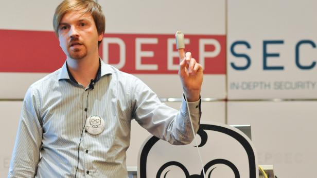 Florian Grunow hackte auf der DeepSec in Wien einen Patientenmonitor.