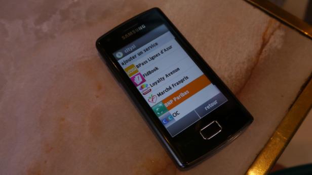 Das NFC-Handy mit der geöffneten Cityzi-App.