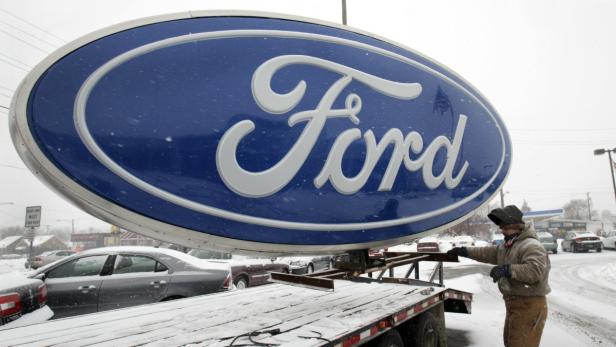 Ford ruft in Nordamerika fast 160.000 Autos in die Werkstätten zurück. Betroffen sind die Modelle Focus ST und Escape aus den Jahren 2013 bis 2014 in den USA, Kanada und Mexiko. Das Problem: Ein Defekt bei der Verkabelung, der die Motorleistung beeinträchtigen kann.
