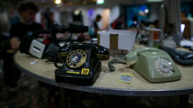 Besucher des CCC-Kongresses haben am 27.12.2015 in Hamburg im Kongresszentrum CCH analoge Telefone ausgestellt.
