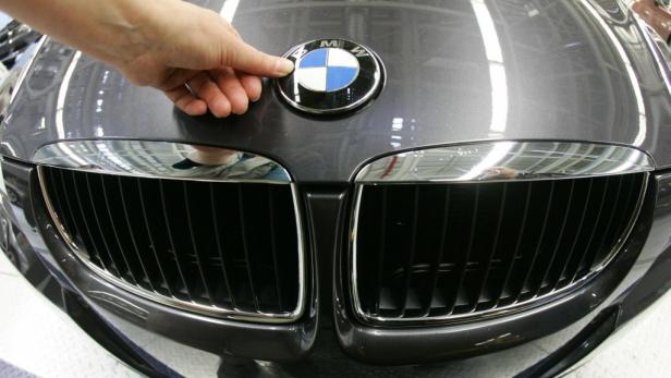 BMW ruft seit Mitte Juli wegen möglicher Fehler in Airbag-Systemen in älteren Fahrzeugen der 3er-Reihe weltweit mehr als 1,6 Millionen Autos zurück. Grund für die Maßnahme seien Gasgeneratoren in den Beifahrerairbags, die in seltenen Fällen bersten könnten.