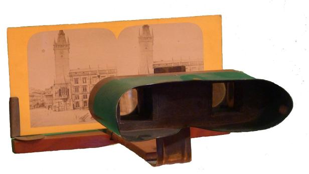 Das erste Spiegelstereoskop zum Betrachten räumlicher Zeichnungen und später auch Fotografien wurde 1838 gebaut. Um die Jahrhundertwende boomten Stereoskope als Geräte zum Zeitvertreib. Ab 1910, der Geburtsstunde von Hollywood, verdrängte das Medium Film die Stereoskopie.