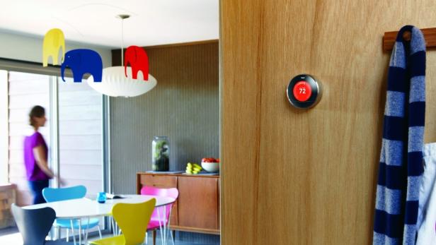 Ein Nest-Thermostat an der Wand. Google hat die Firma im Jänner für 3,2 Milliarden Dollar übernommen