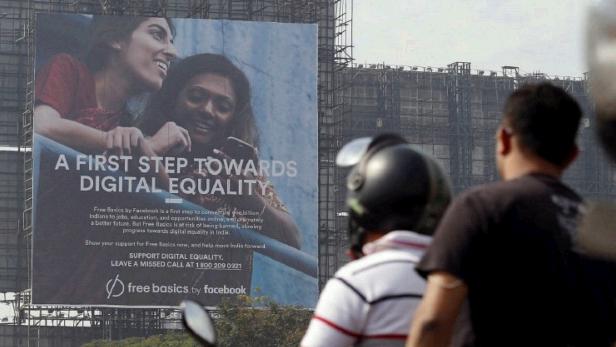 In Indien macht Facebook auf übergroßen Plakatwänden Werbung für seinen Dienst Free Basics. Aber kann der US-Konzern wirklich versprechen, was da draufsteht (&quot;digital equality&quot;)?