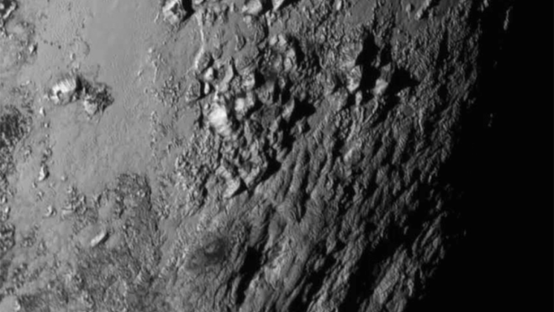 Pluto selbst zeigt hohe, eisige Berge auf seiner Oberfläche