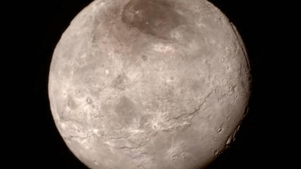 Pluto-Mond Charon in Großaufnahme