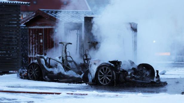 Laut hing der Tesla an einem Supercharger während er in Flammen aufging