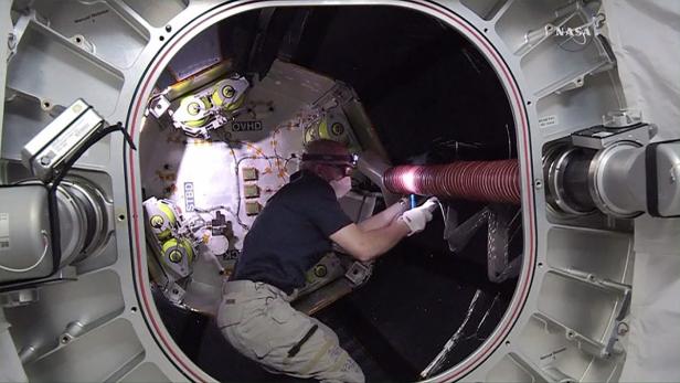 NASA-Astronaut Jeff Williams works im Inneren des Bigelow Expandable Activity Module (BEAM)