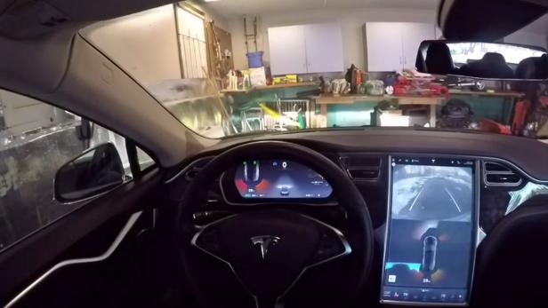 Mit der &quot;Summon&quot;-Funktion roll der Tesla Model S selbstständig aus der Garage