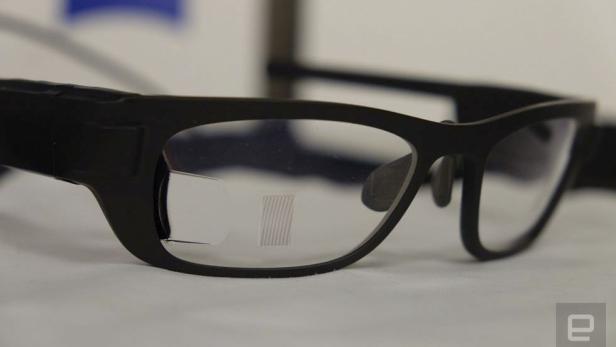 Brillenglas mit integriertem Display von Carl Zeiss