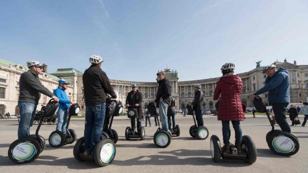 Für Segways gelten nach der Straßenverkehrsordnung dieselben Regeln wie für Fahrräder. Am Wiener Heldenplatz dürften sie eigentlich nicht fahren.