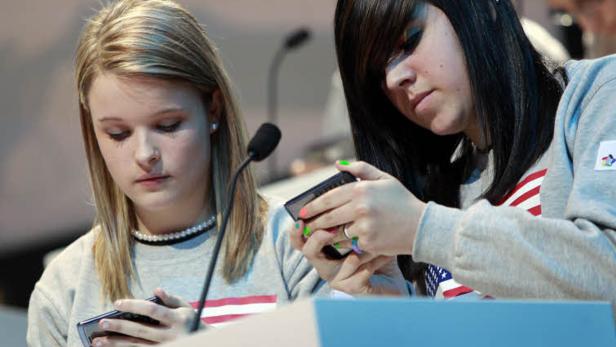 Auch während der Schulstunde können sich einige Schüler schwer von ihrem Smartphone lösen