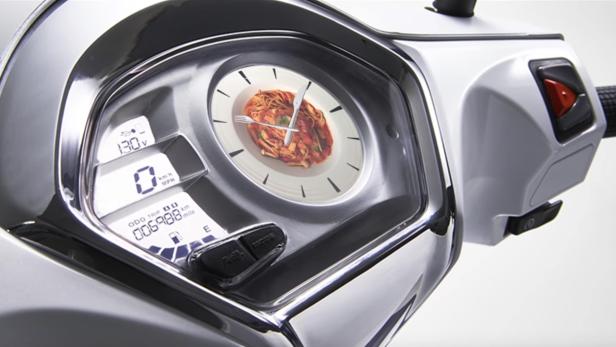 Kymcos Noodoe-Motorroller können die Uhrzeit auf Wunsch auch auf einem Pasta-Teller anzeigen