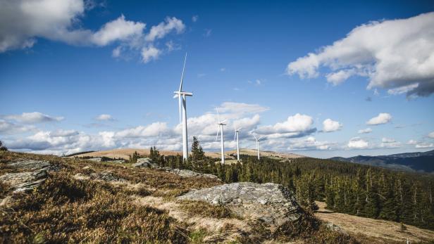 Der Windpark Steinriegel bei Schönwetter, doch das Bild trügt: Durch den Wind ist es auf den 1600 Höhenmetern eiskalt und frostig.