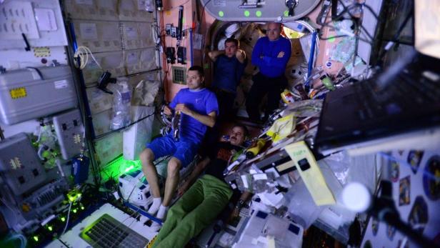 US-Astronaut Scott Kelly (rechts hinten) hat einen typischen Kinoabend auf der ISS fotografiert