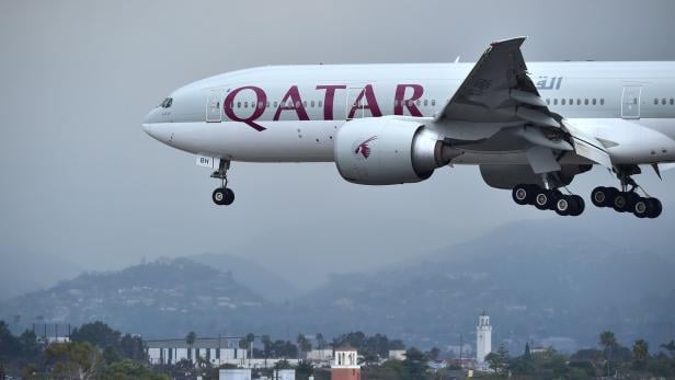 Eine Boeing 777-200 von Qatar Airways landet am Flughafen von Los Angeles