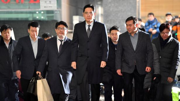 Lee Jae-Yong (Mitte) am Weg zu einer Befragung in Seoul