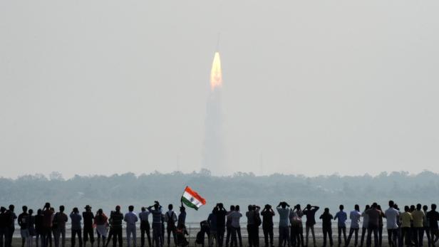 Schaulustige beobachten den indischen Raketenstart