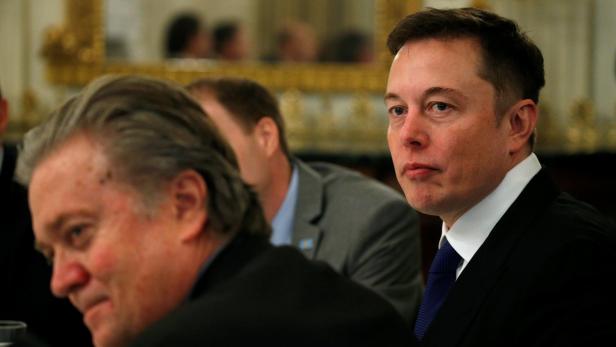 Elon Musk bei einem Treffen mit Donald Trump und Berater Steve Bannon