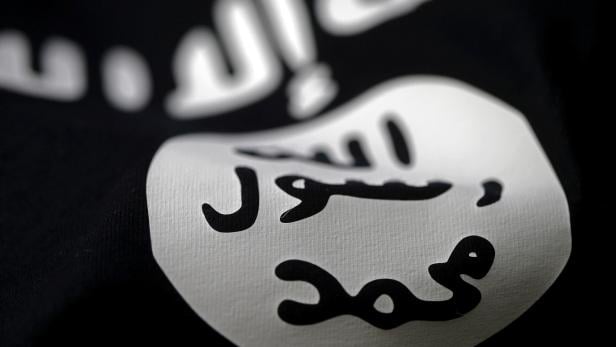 Eine Flagge der Terrormiliz Islamischer Staat