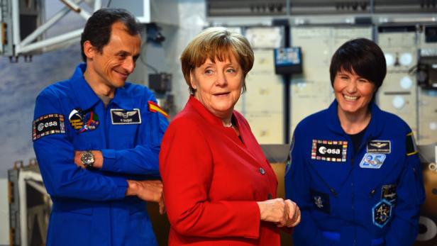 Bundeskanzerlin Angela Merkel mit der (re.). Auch einer deutschen Astronautin soll sie bald die Hand schütteln