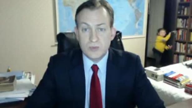 Politikwissenschaftler Robert Kelly während eines BBC-Interviews, als plötzlich seine Kinder zu ihm ins Büro wollen.