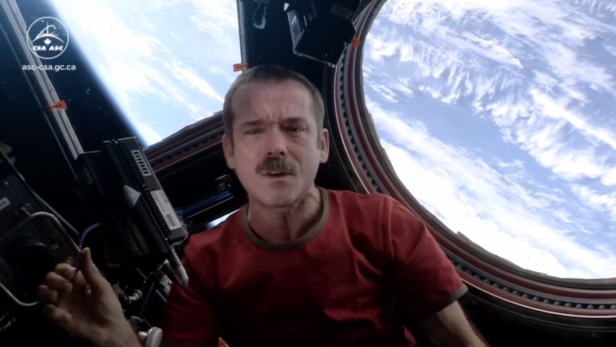 Der kanadische Astronaut Chris Hadfield in der ISS