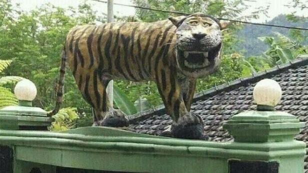 Diese - nun nicht mehr existente - indonesische Tiger-Statue wurde zum Internet-Meme