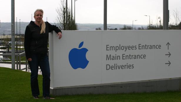 Daniela Kickl vor der Apple-Zentrale in Cork