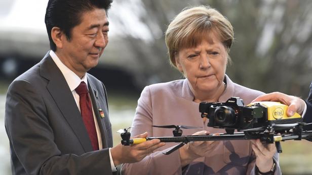 Shinzo Abe und Angela Merkel bei der Intel-Drohne.