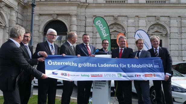 Präsentation des Ladestellennetzwerkes Ö-Hub vor dem Wiener Burgtheater