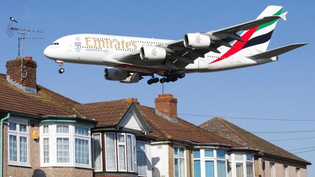 Emirates Airbus A380 beim Landeanflug auf Heathrow