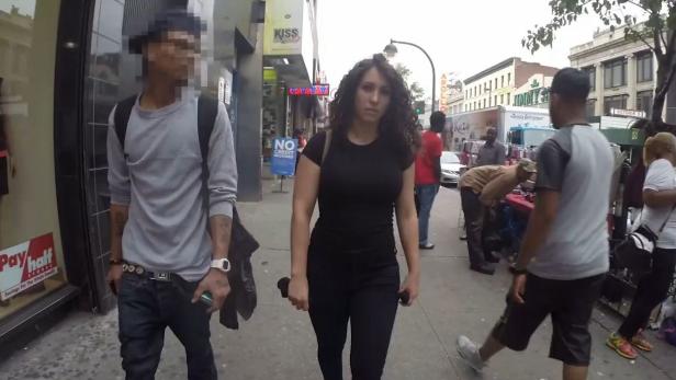 Im Video &quot;10 Hours of Walking in NYC as a Woman&quot; demonstriert Schauspielerin Shoshana Roberts, was sich eine Frau auf der Straße alles anhören muss