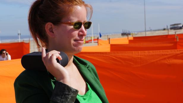 Der Wireless Speaker SRS-X2 von Sony im Hands-On von futurezone-Redakteurin Barbara Wimmer am Strand von Noordwijk in den Niederlanden.