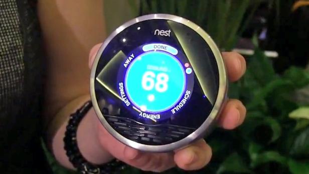 Nest ist ein intelligenter Thermostat mit berührungsempfindlichem Rahmen für Touch-Bedienung und einigen cleveren Details. Bewegungs-Sensoren messen etwa, ob sich wer im Haus befindet. Mit der Auto-Away-Funktion kann man dadurch Energie sparen.