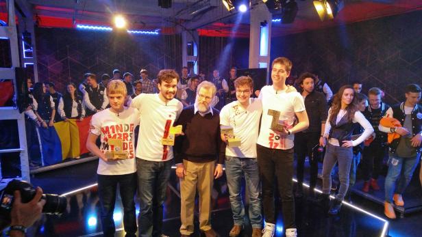 Das siegreiche slowenische Team mit Spieleforscher Scott Nicholson (Mitte) beim Red Bull Mind Gamers Finale in Budapest