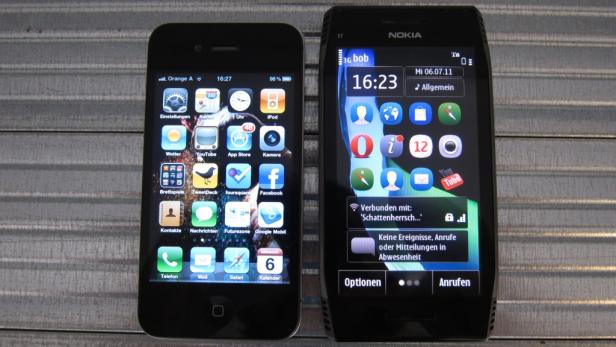 Im Vergleich zum iPhone 4 wirkt das X7 groß...