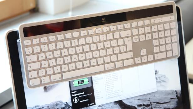 Via Solar-App sieht man, dass die Tastatur zu 100 Prozent geladen ist.