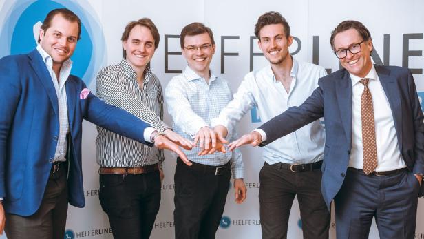 Die Helferline-Gründer Janko Glavic (2.v.li.), Clemens Schmidgruber (Mitte) und Alexander Niederhofer (2.v.re.) mit den Investoren Lorenz Edtmayer (li.) und Georg Riedl (re.)