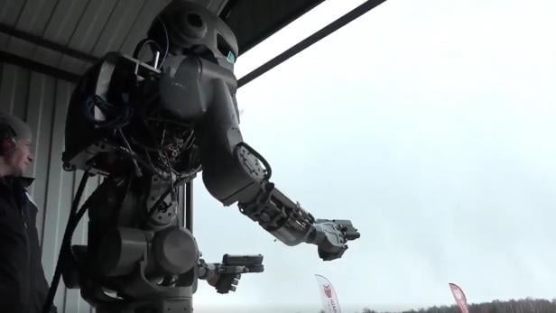 Der russische humanoide Roboter FEDOR mit zwei Pistolen in den Händen