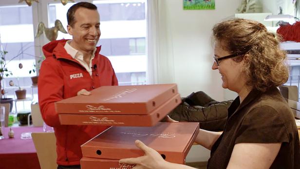Der österreichische Bundeskanzler macht im Rahmen einer PR-Aktion Hausbesuche mit Pizza