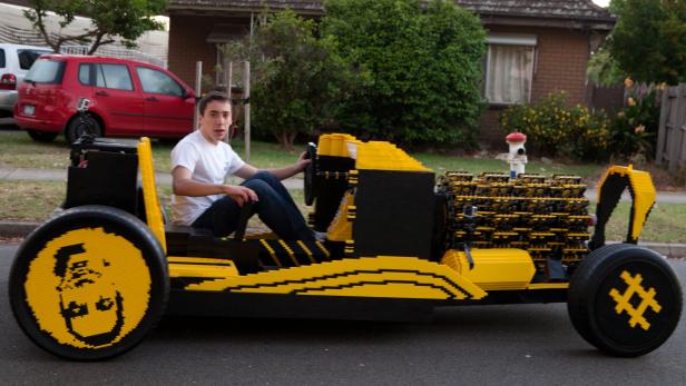 Lebensgroßes, fahrendes Lego-Auto zusammengebaut