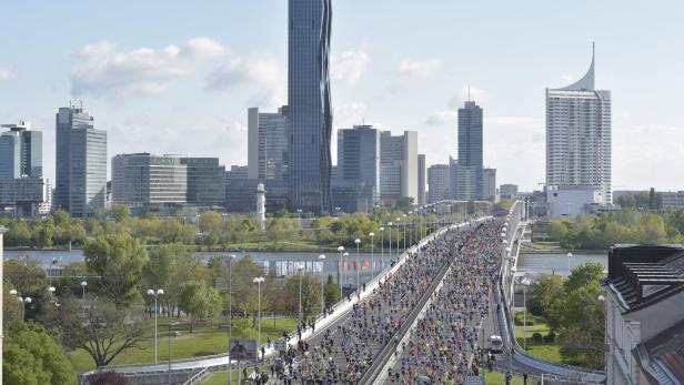 Das Teilnehmerfeld des 34. Vienna City Marathons am Sonntag, 23. April 2017, auf der Reichsbrücke in Wien.