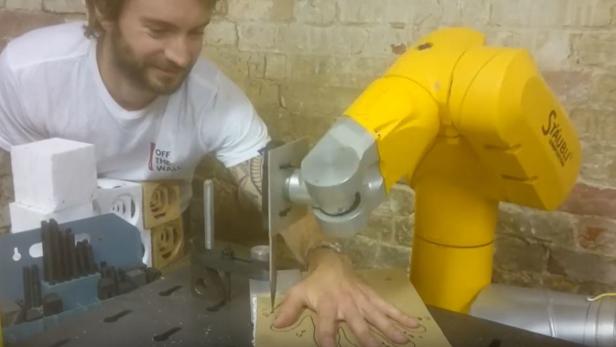 Roboter und Mensch beim Fünf-Finger-Spiel