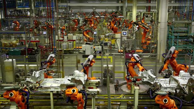 ABB-Roboter in einer Produktionsstätte für Mini Autos