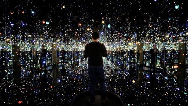 &quot;Infinity Mirrored Room - The Souls of a Million Light Years Away&quot; vom japanischen Künstler Yayoi Kusama bei einer Ausstellung im Hirshhorn Museum in Washington