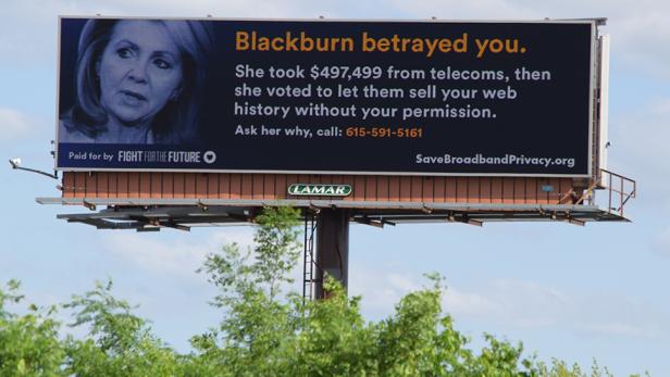 Marsha Blackburn ist eines der Kongress-Mitglieder, die den Privatsphärenschutz für Internet-Provider lockern wollen und nun deshalb öffentlich zur Rechenschaft gezogen werden