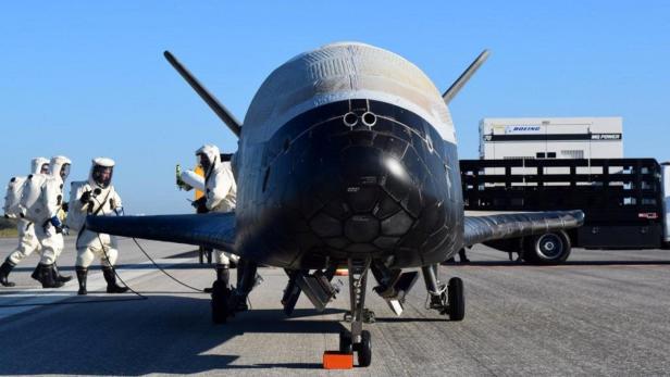 Das X-37B Orbital Test Vehicle (OTV) auf der Kennedy Space Center Shuttle Landing Facility in Cape Canaveral, Florida.