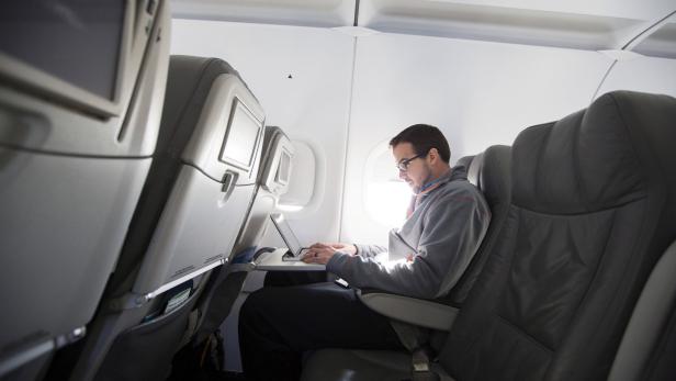 Einige Fluglinien wollen Leih-Laptops für die Nutzung an Bord anbieten. Geschäftsreisenden hilft das aber wenig.